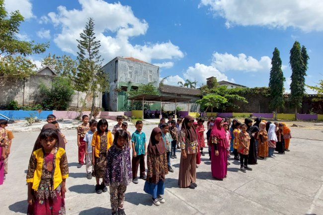 RAMAIKAN HARI BATIK SISWA SDN 1 TLOBONG KOMPAK MENGGUNAKAN BATIK
