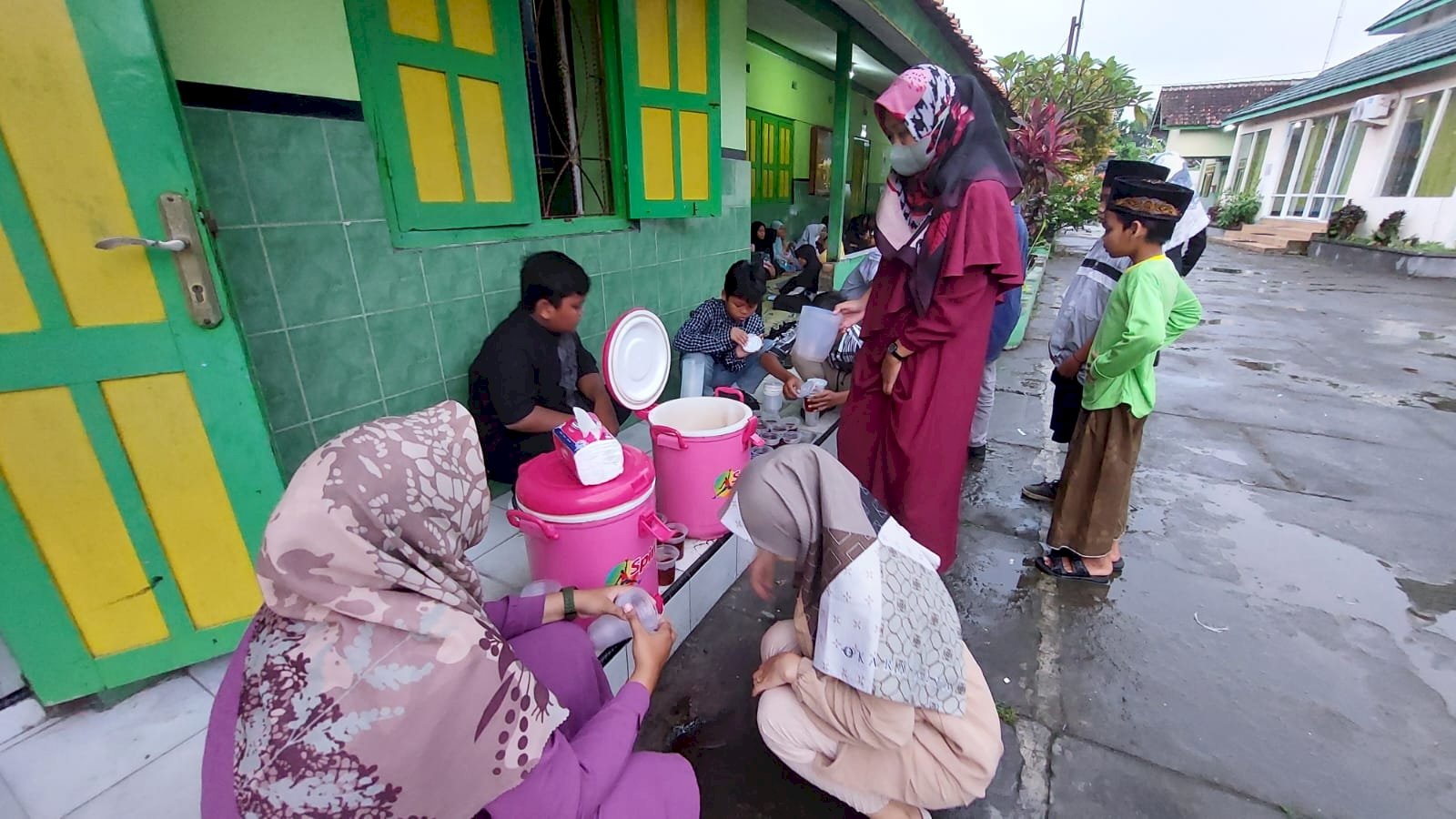 SDN 1 TLOBONG BERBAGI DENGAN MASYARAKAT SEKITAR