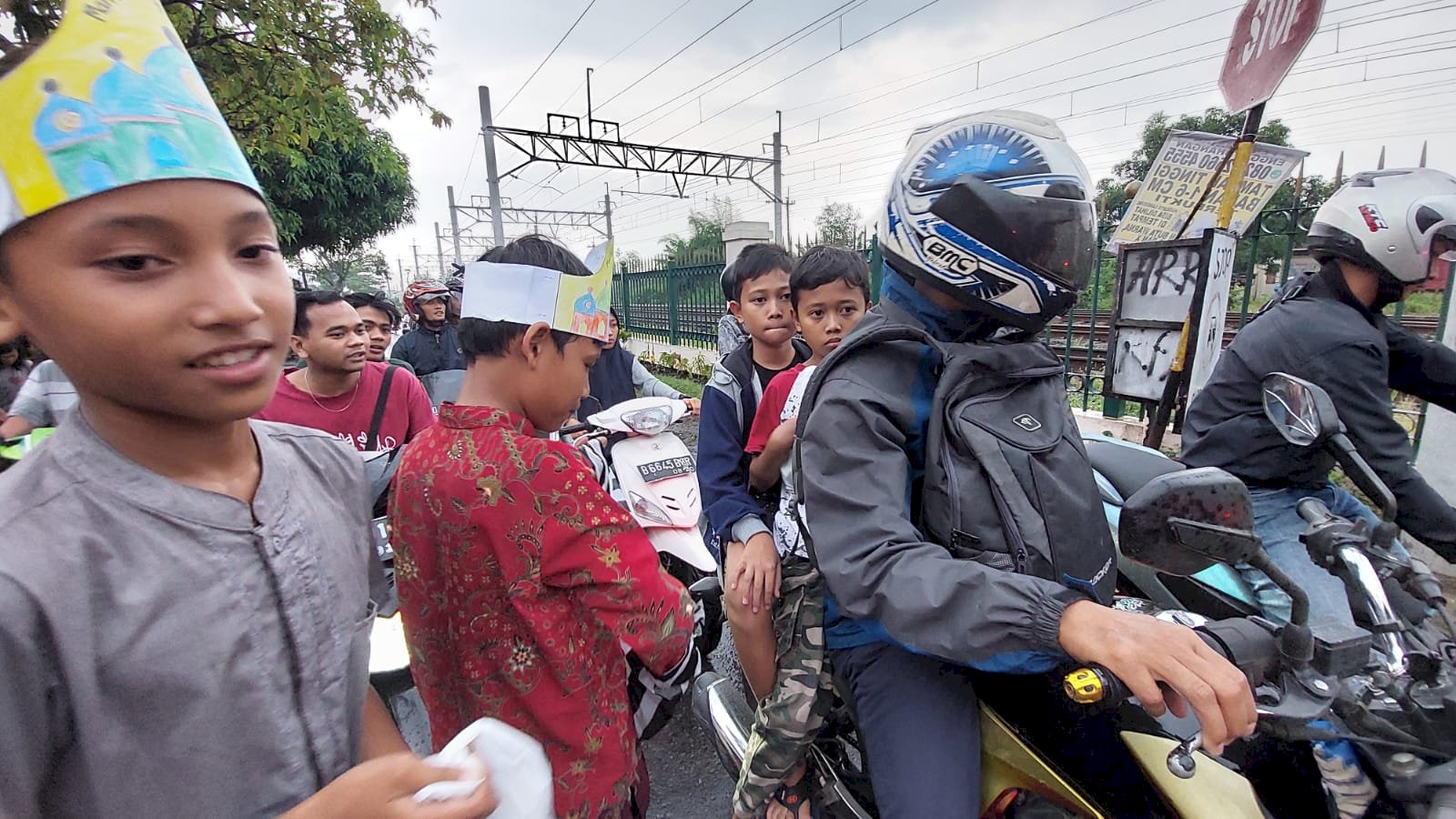 SDN 1 TLOBONG BERBAGI DENGAN MASYARAKAT SEKITAR