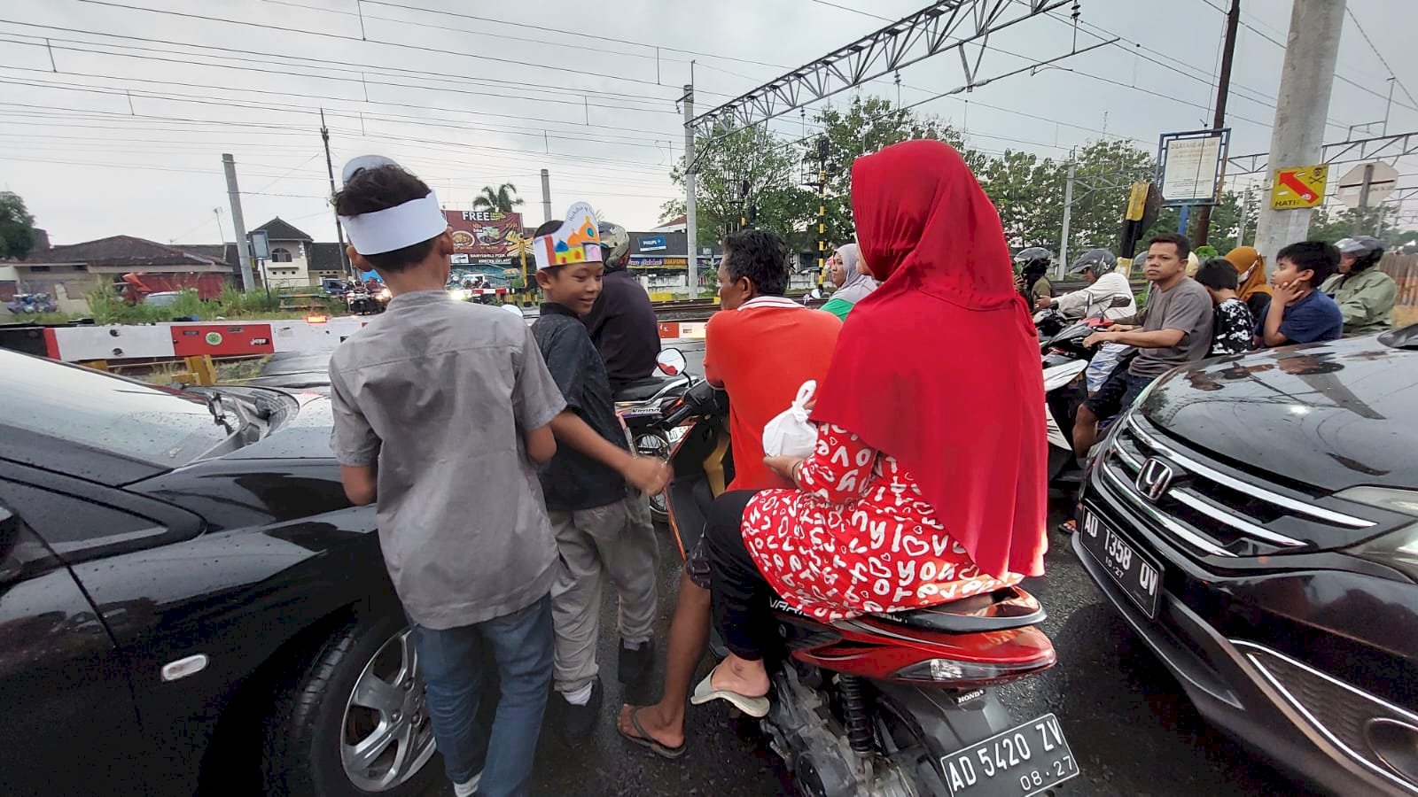 SDN 1 TLOBONG BERBAGI DENGAN MASYARAKAT SEKITAR