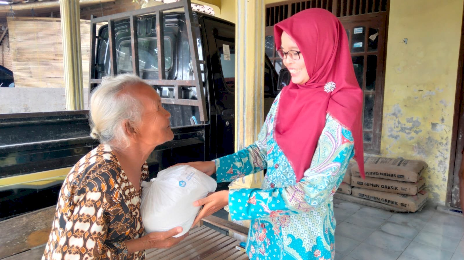 SDN 1 TLOBONG BERBAGI DENGAN MASYARAKAT SEKITAR