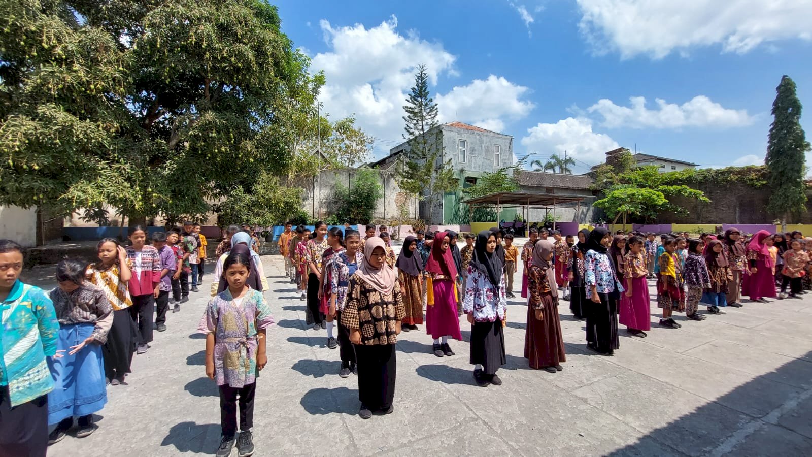 RAMAIKAN HARI BATIK SISWA SDN 1 TLOBONG KOMPAK MENGGUNAKAN BATIK