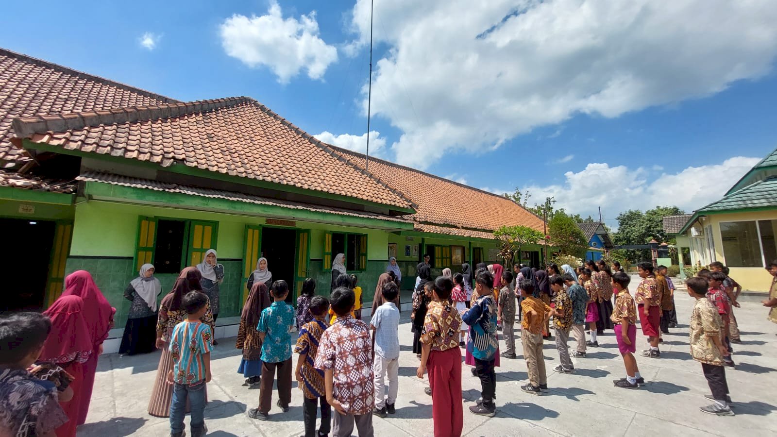 RAMAIKAN HARI BATIK SISWA SDN 1 TLOBONG KOMPAK MENGGUNAKAN BATIK