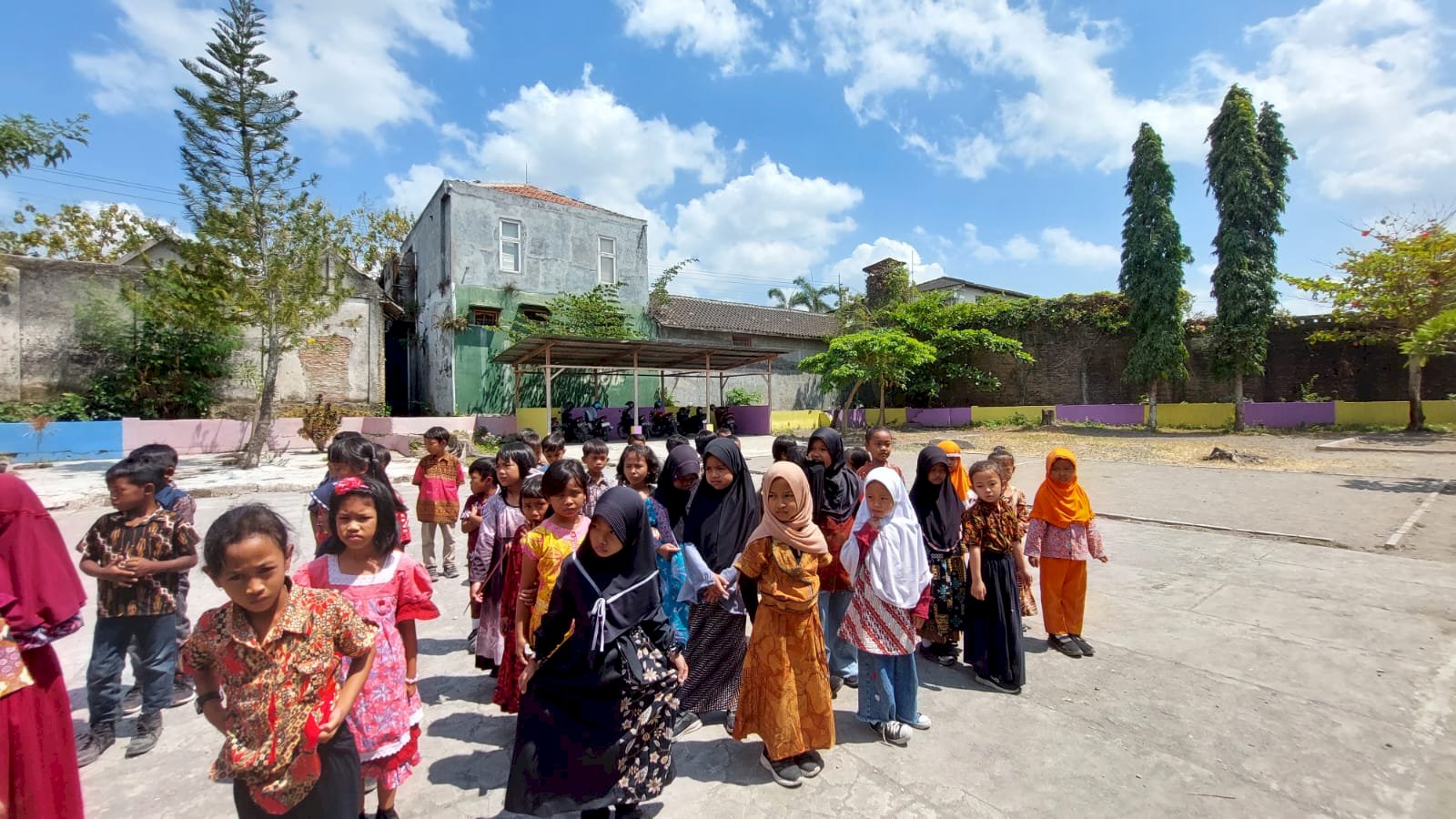 RAMAIKAN HARI BATIK SISWA SDN 1 TLOBONG KOMPAK MENGGUNAKAN BATIK