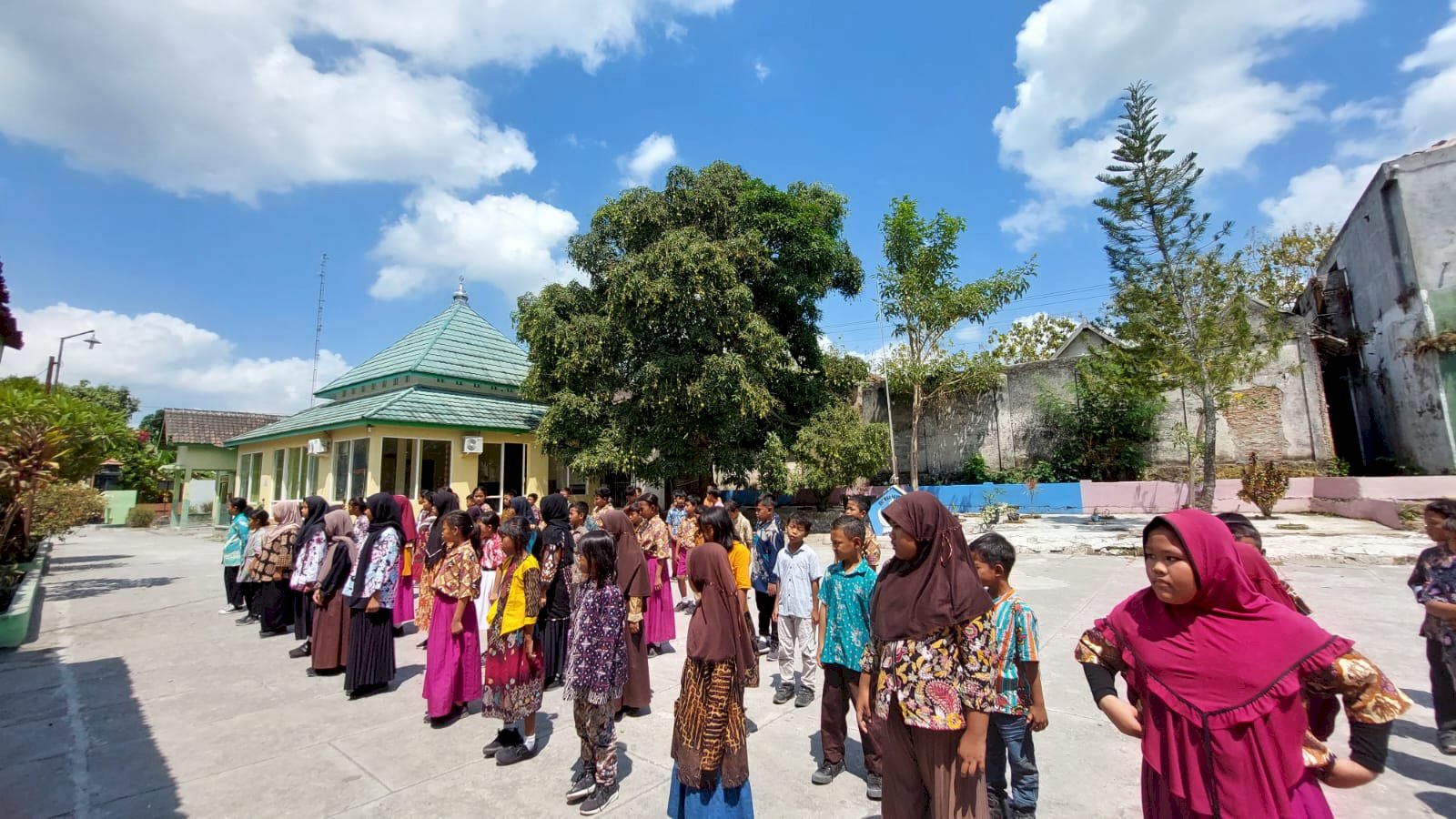 RAMAIKAN HARI BATIK SISWA SDN 1 TLOBONG KOMPAK MENGGUNAKAN BATIK