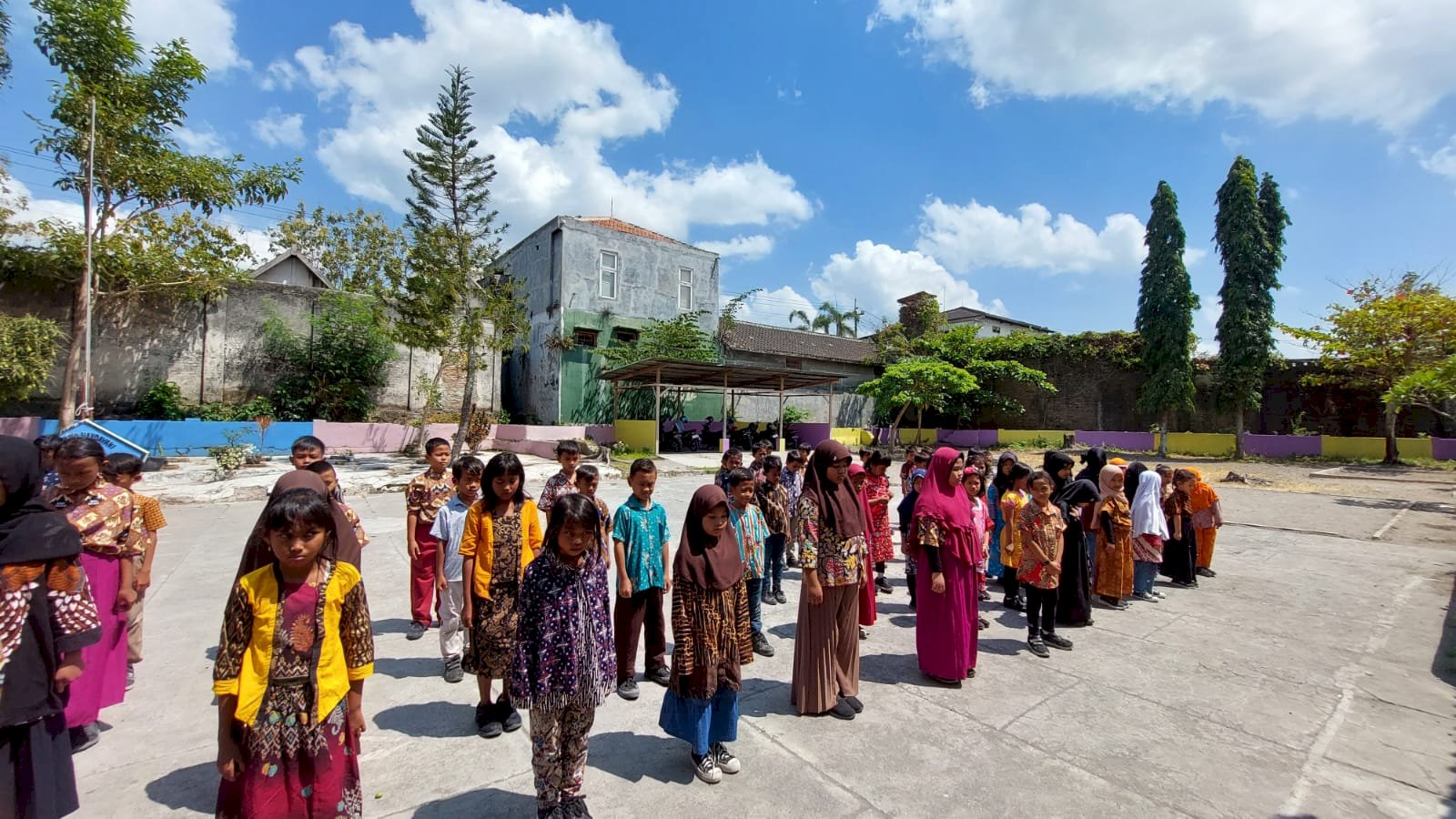 RAMAIKAN HARI BATIK SISWA SDN 1 TLOBONG KOMPAK MENGGUNAKAN BATIK